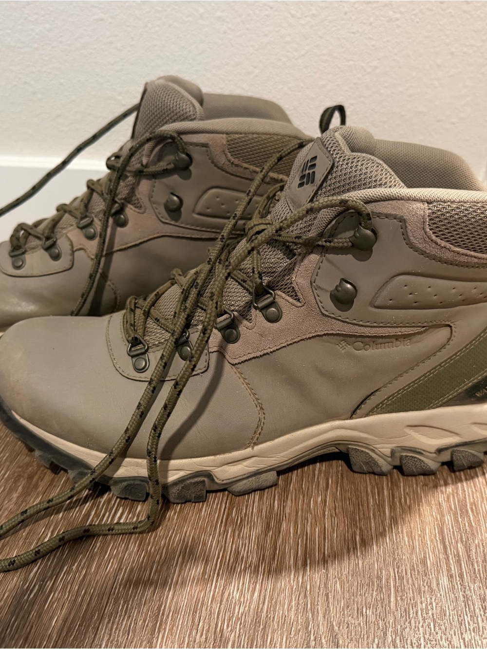 Columbia Men's Taupe/Olive Lightweight Trail Boots